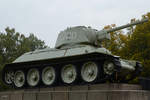 Ein russischer Panzer T-34 am Sowjetische Ehrenmal im Berliner Ortsteil Tiergarten. (Oktober 2013)