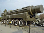Das sowjetische mobile ballistische Mittelstreckenraketensystem 15Sch53 RSD-10 Pioner (SS-20 Saber) mit einem MAZ-547W-LKW als Plattform.