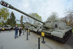 Der schwere Jagdpanzer ISU-152 im Nationalen Museum der Geschichte der Ukraine im 2. Weltkrieg. (Kiev, April 2016)