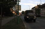 Fast ein bisschen unheimlich, als zwei  URAL Militär Laster durch eine Straße von Jaroměř (deutsch Jermer, auch Jaromir) rollen.