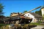 Der Panzer T-55 AM2  Hammer  ist ein Kettenkampffahrzeug, das mit einer 100-mm-Kanone und einem 7,62-mm-Maschinengewehr bewaffnet ist. Diese Version des Panzers wurde in den 80er Jahren in der Tschechoslowakei.  Militärhistorisches Museum Deštné am 1.5.2024.