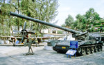 Amerikanische Artillerie im War Remnants Museum von Ho-Chi-Minh-Stadt (Saigon). Bild vom Dia. Aufnahme: Januar 2001.
