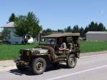 US-Army-Jeep 232509 wird von einem Kohlweißling verfolgt;100709