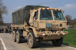 M1083A1P2 5to Cargo Truck FMTV (Family of Medium Tactical Vehicles) dieses Fahrzeug gehört das 39th Transportation Battalion von der 21st Theater Sustainment Command der U.S.ARMY. Aufgenommen bei der Luftlandeübung Saber Junction 16 bei Egelsee am 12.April 2016