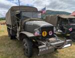 GMC 2.5to 6x6 Truck, wie er von 1941 bis 1945 gebaut wurde. Von diesem  Allround-Truck  wurden genau 562.750 Einheiten w�hrend WW2 f�r die US-Army und deren verb�ndete Armeen produziert. Haupts�chlich wurden die Trucks bei den beiden GM-Divisions Chevrolet und Pontiac produziert. Der Sechszylinderreihenbenzinmotor hat einen Hubraum von 270 cui (4425 cm�) und leistet 93 PS. Das verhilft dem Truck zu einer H�chstgeschwindigkeit von 72 km/h auf der Stra�e. Classic car meeting in Pontypool/South Wales am 17.05.2025.