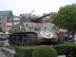 Kampfpanzer M4A3 Sherman steht als Denkmal im Zentrum von Bastogne (12.06.2005)