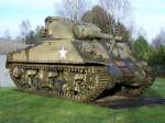 Kampfpanzer M4A3 Sherman aufgestellt beim Bastogne Mardasson (29.12.2009)
