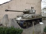 Kampfpanzer M4A1 E8 Sherman steht vor dem Nationalen Museum für Militärgeschichte in Diekirch, 11.03.2016