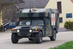 Maxi Ambulance M997A2 HMMWV (High Mobility Multipurpose Wheeled Vehicle) der 173rd Brigade Support Battalion (Sanitätsunterstützung)der U.S. Army. Aufgenommen bei der Luftlandeübung Saber Junction 16 bei Egelsee am 12.April 2016