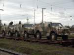 Drei Bundeswehr Patrouillenfahrzeuge DINGO 2 am 14.11.15 in Mannheim Friedrichsfeld auf einen Militärzug vom Bahnsteig aus fotografiert