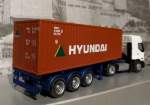 RENAULT Premium mit 30ft HYUNDAI Sattelzug Modell von Albedo HO 1:87 Heckansicht