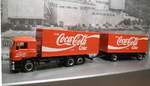MAN F 2000 Hängerzug mit Getränkekoffer Aufbau Trink Coca Cola Coke ein Herpa Miniaturmodell HO 1:87 ( Seitenansicht des Gliederzuges )