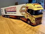 Der Volvo Sattelzug von Zurkirchen von Tekno, am 25.5.26.