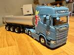 Die Domig Scania Zugmaschine mit Kippaufliege, am 25.5.26.