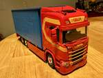 Der Scania mit Pritschenaufbau von Seiler Transporte von Tekno, am 25.5.26.