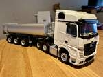 Ein weisser MB Actros mit Kippauflieger von WSI Model, am 25.5.26.
