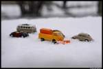 Auch die kleinen Volkswagen-Fahrzeuge haben mit den Schneemassen zu kämpfen...