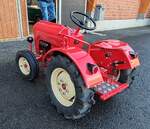 =Porsche Junior-Modell-Modell steht bereit f�r eine kleine Spazierfahrt auf dem Aussengel�nde bei der Bulldogmesse in Alsfeld, 10-2025