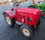 =Porsche Junior-Modell-Modell steht bereit f�r eine kleine Spazierfahrt auf dem Aussengel�nde bei der Bulldogmesse in Alsfeld, 10-2025