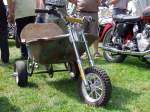  Schubkarren-Moped  sorgt für Aufsehen bei der Oldtimer-Fahrzeugausstellung bei Antiesenhofen; 090809