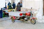 dreirädriges Moped mit integrierter Ladefläche (Loulé/Portugal, 05.02.2005)