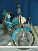 Das Mobilia Automuseo besitzt eine große Sammlung von altertümlichen Mopeds und Fahrrädern. Dieses Husqvarna Modell 4012 ist aus dem Jahre 1961. und hat einen 50-ccm-Motor mit 0,8 PS.

Mobilia Automuseo, Kangasala, Finnland, 14.4.2013