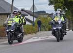 BMW RT Motorr�der, besetzt mit den Leuten mit den  Tafeln f�r die zeitabst�nde zwischen den verschiedenen Gruppen anzuzeigen: Skoda Tour de Luxembourg.