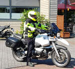=BMW steht abfahrbereit zur geführten Tour am Konrad-Zuse-Hotel in Hünfeld, 06-2023
