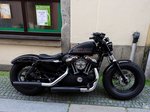 Harley-Davidson, Forty-Eight, in einer der vielen engen schrägen Gassen von Passau; 160610