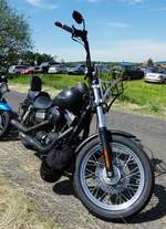 =Harley Davidson steht auf dem Gästeparkplatz der Oldtimerausstellung in Thalau im Mai 2017