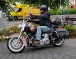 =Eine Motorradfahrergruppe startet am Konrad-Zuse-Hotel Hünfeld zur vom Hotel veranstalteten Bikertour im Juli 2021