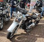 =Harley Davidson steht startbereit zur Ausfahrt des Konrad-Zuse-Hotels in Hünfeld, 06-2022
