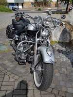 =Harley Davidson steht zur Ausfahrt des Konrad-Zuse-Hotels in Hünfeld, 06-2022