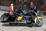 Anfang Mai 2023 war diese Harley-Davidson Sport Glide 107 in Wismar zu sehen.