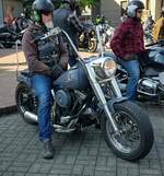 =Harley Davidson steht abfahrbereit zur geführten Tour am Konrad- Zuse-Hotel in Hünfeld, 06-2023