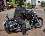 =Harley Davidson steht abfahrbereit zur geführten Tour vom Konrad-Zuse-Hotel in Hünfeld, 07-2023