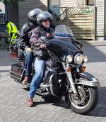 =Harley Davidson steht abfahrbereit zur geführten Tour vom Konrad-Zuse-Hotel in Hünfeld, 07-2023