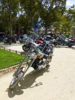 Frankreich, Languedoc, Hérault, Montpellier, Esplanade Charles de Gaulle. Während ihrer 25.  bike week  am Cap d'Agde (Hérault) haben sich die 500  Brescoudos  zum ersten Mal am 27.08.2013 einen Ausflug mit ihren Harley-Davidson ins Zentrum von Montpellier gegönnt.