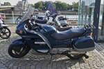 An einem Motorradparkplatz, habe ich dieses Honda ST 1300 Pan European Motorrad fotografiert. 10.2023