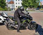 =Kawasaki 900 steht abfahrbereit zur geführten Tour am Konrad-Zuse-Hotel in Hünfeld, 06-2023