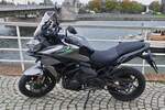 Kawasaki VERSYS Motorrad, steht am Rande eines Gehweges.