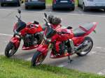 Zwei fast Identische Kawasaki Motorräder waren am 14.09.2012 auf einem Parkplatz nebeneinander Abgestellt.