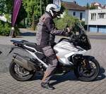 =KTM Adventure steht abfahrbereit zur geführten Tour am Konrad- Zuse-Hotel in Hünfeld, 07-2023  