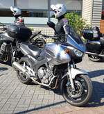 =Yamaha steht abfahrbereit zur geführten Tour am Konrad- Zuse-Hotel in Hünfeld, 07-2023