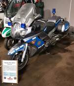 =Yamaha FJR 1300 A, Bj. 2004, 1298 ccm, 140 PS, ausgestellt im Polizei-Oldtimer-Museum Marburg, Oktober 2023. 2005 wurden die BMW K 75 durch diese Yamaha-Motorräder ersetzt. 2014 erfolgte dann wieder die Rückkehr zu BMW-Krädern und das gezeigte Motorrad wurde nach Pensionierung in die Sammlung nach Marburg übergeben.