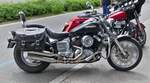 Yamaha Drag Star, abgestellt am B�rgersteig. 05.2026