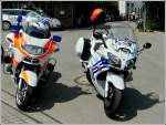 Ein belgisches Yahama- und ein luxemburger BMW Polizeimotorrad nebeneinander abgestellt während der Pause der Veteranenradtour im belgisch-luxemburger Grenzgebiet.