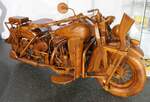 Harley-Davidson WLA45, Nachbau der Militärmaschine von 1942 aus tropischen Edelhölzern, in Südamerika detaigetreu gefertigt, Fahrzeugmuseum Suhl, April 2025