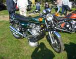 Kawasaki Z900 A1. Die im Jahr 1973 vorgestellte Z900  Super Four  stellte alles bisher Dagewesene in den Schatten, inclusive des damaligen Superbikes Honda CB750 Four. Ein Testteam der Zeitschrift MOTORRAD fuhr dieses Modell auf der Nürburgring-Nordschleife und konnte eine Höchstgeschwindigkeit von 227,85 km/h messen. Der Hubraum des Vierzylinderreihenmotors beträgt 903 cm³ bei einer Leistung von 79 PS. Im Vergleich zu den Konkurrenzmodellen war der damalige Kaufpreis von DM 7.200,00 nahezu ein Schnäppchenpreis. Dank des Fachwissens von Thomas Valentin kann ich folgendes anfügen: Die 900 Z1  Super four  wurde 1972 vorgestellt und ist an den schwarzen Zylindergehäusen erkennbar. Auf diesem Bild handelt es sich um die 1976 vorgestellte Z 900, die der Chefredakteur von MOTORRAD, Franz-Josef Schermer, als  Frankenstein's Tochter  titulierte. Oldtimertreffen auf dem Gelände des Bikertreffs Mutter Vogel in Marl am 28.09.2025.