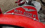 =Kotflügelemblem der Moto Guzzi 65, fotografiert im Juli 2016 anl.